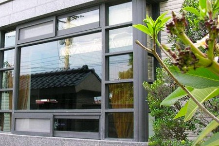 台中鋁門窗精準裁切與施工工藝
