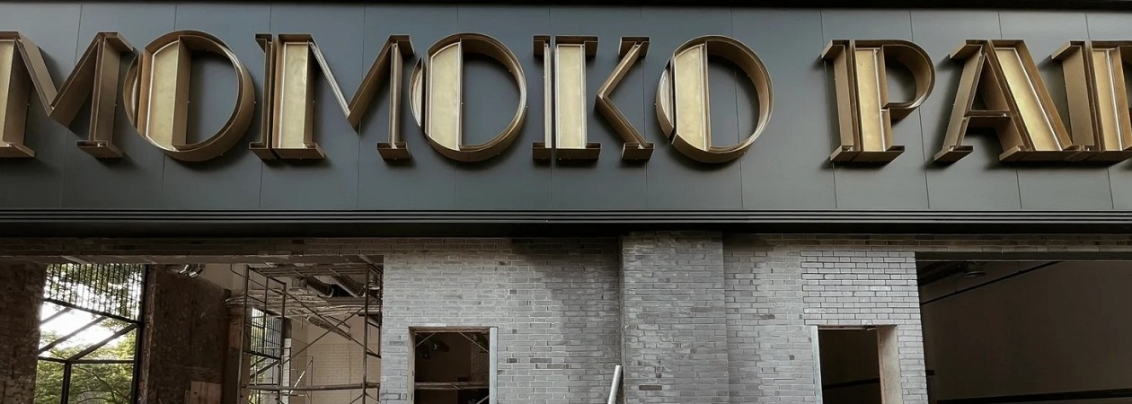 苗栗大型連鎖藥局招牌製作與吊車施工現場